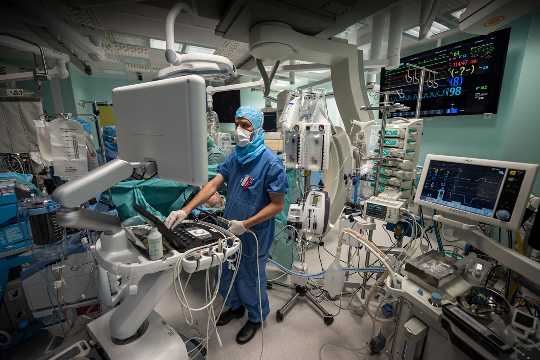 Surgeon in crowded operating theather